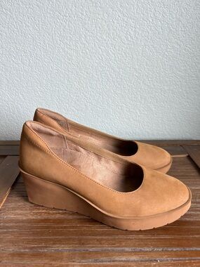 Women’s Vionic Tan Wedge Pumps - Classic Everyday Comfort